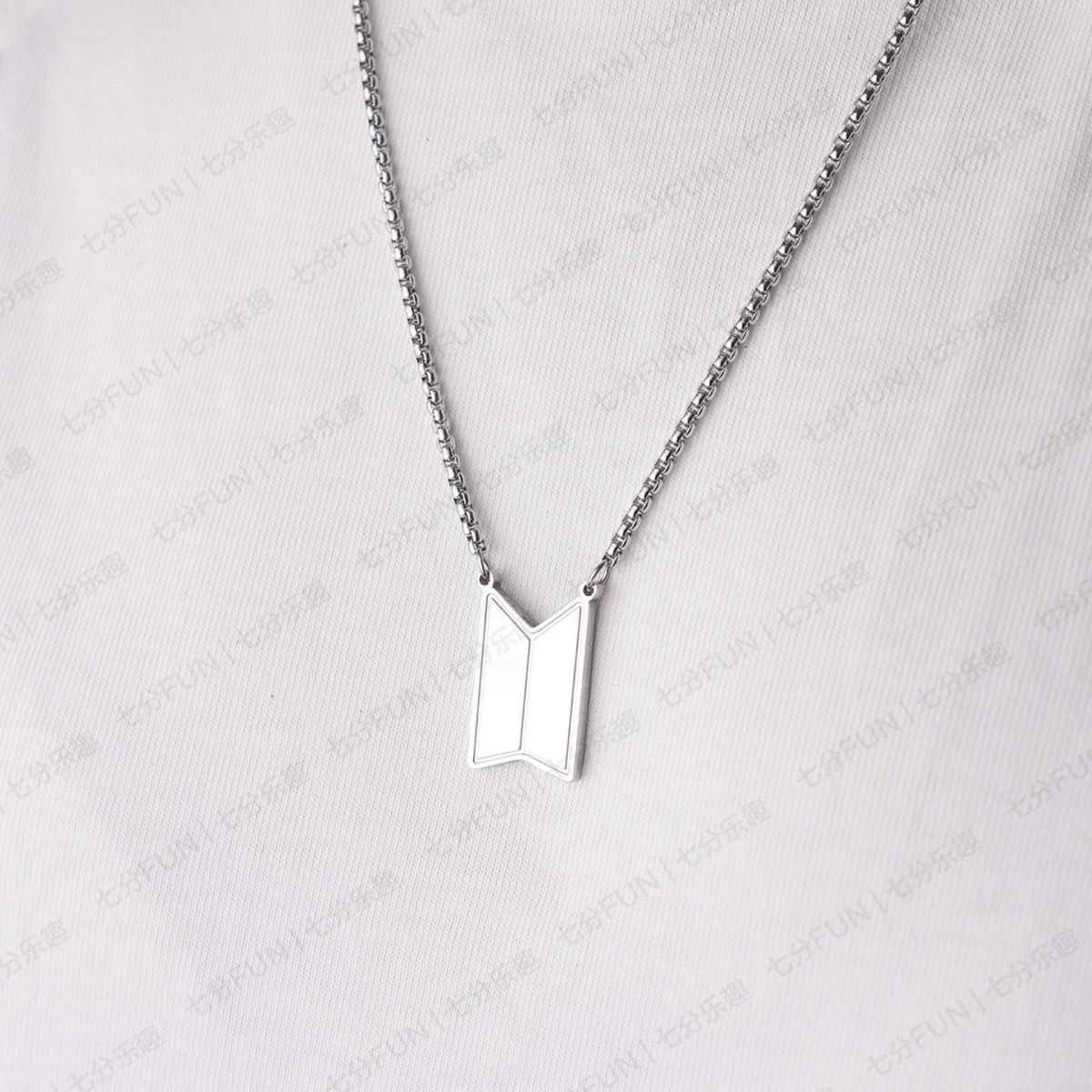 BTS NECKLACE TITANIUM STEEL + 3 assorted photocards