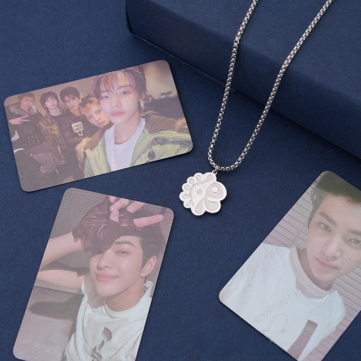 CORTIS NECKLACE TITANIUM STEEL + 3 assorted photocards